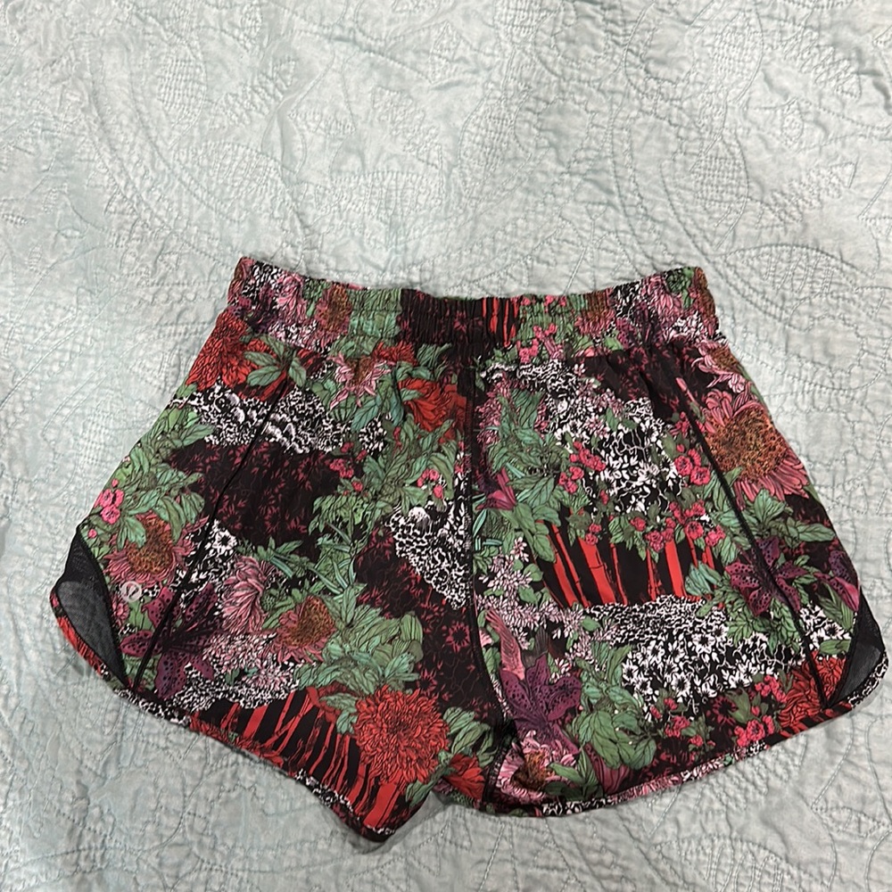 Lululemon Hotty Hot Shorts size 6 - Picture 2 of 3